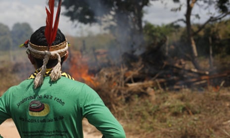 Ka’apor Indians set fire to illegally cut logs found near the indigenous territory.