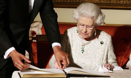 The Queen wearing a brooch given by Barack Obama, during the US president’s state visit in 2011.