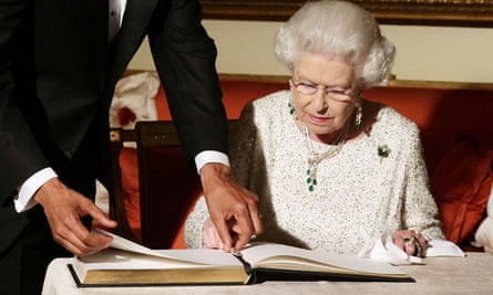 Barack Obama, when president, and the Queen in 2011, wearing the brooch given to her by the Obamas.