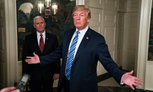 Trump tuiteó fotos mostrando una valla de barrera siendo reemplazada.