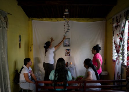 Edismar García explains the plan to improve the altar for Alexandra’s funeral