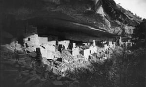 A black and white photo of Mesa Verde Cliff Palace.