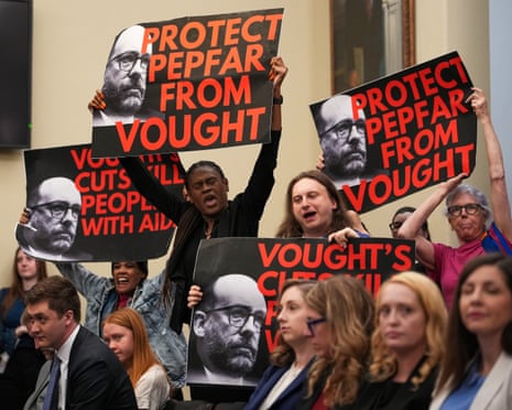 बुधवार को व्हाइट हाउस ऑफ़िस ऑफ़ मैनेजमेंट एंड बजट के निदेशक रसेल वॉट की गवाही के दौरान प्रदर्शनकारियों ने कार्यवाही में बाधा डाली।