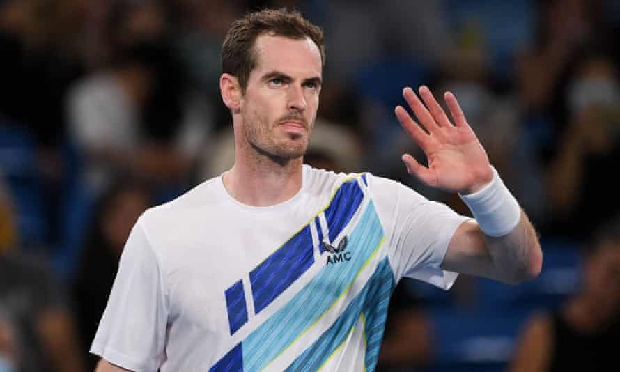 Andy Murray recognizes the crowd after his victory in the first round.