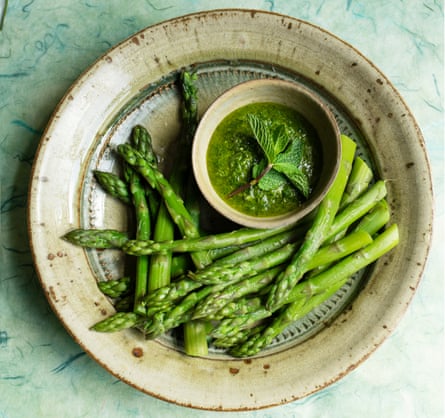 Asparagus dengan pesto herba musim panas.