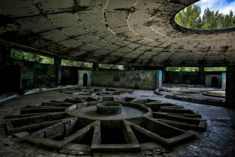 A concrete structure shaped like a UFO with a curved, circular roof and an opening in the centre that lets in light.