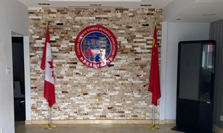 À l'intérieur d'un bâtiment répertorié comme étant relié à un réseau de postes de police secrets chinois à Toronto.