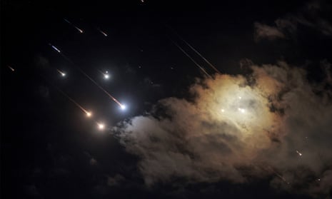 Gece gökyüzünde parlak ışıklar hareket ediyor