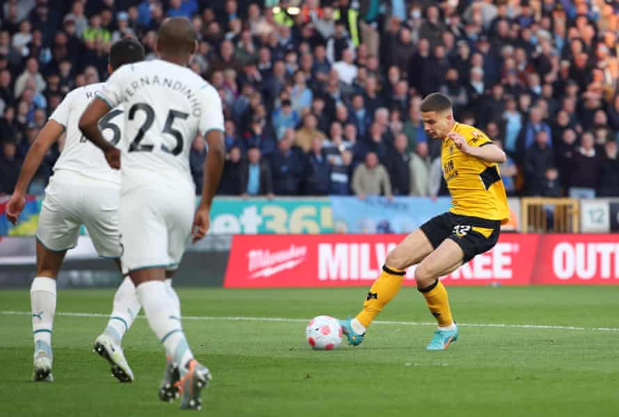Leander Dendoncker of Wolverhampton Wanderers scores his side’s equaliser.