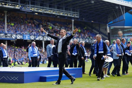 Former players led by Duncan Ferguson during the post-match ceremony