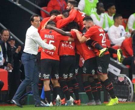 Rennes’ Mbaye Niang is congratulated by his teammates and Rennes’ French head coach Julien Stephan after scoring against PSG in 2019