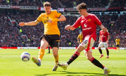 Manchester United’s Tyler Fredricson (right) and Wolves’ Jørgen Strand Larsen (left)
