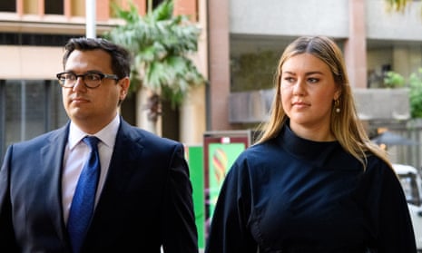 Brittany Higgins (derecha) llega al tribunal federal de Australia en Sydney el viernes.