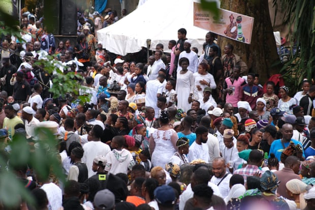 An overview of the packed grove during the festival.