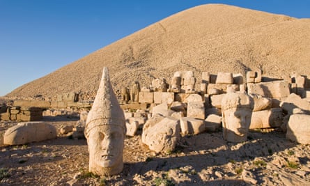 Anciennes têtes de pierre sculptées d'Antiochus à Nemrut Dağ.