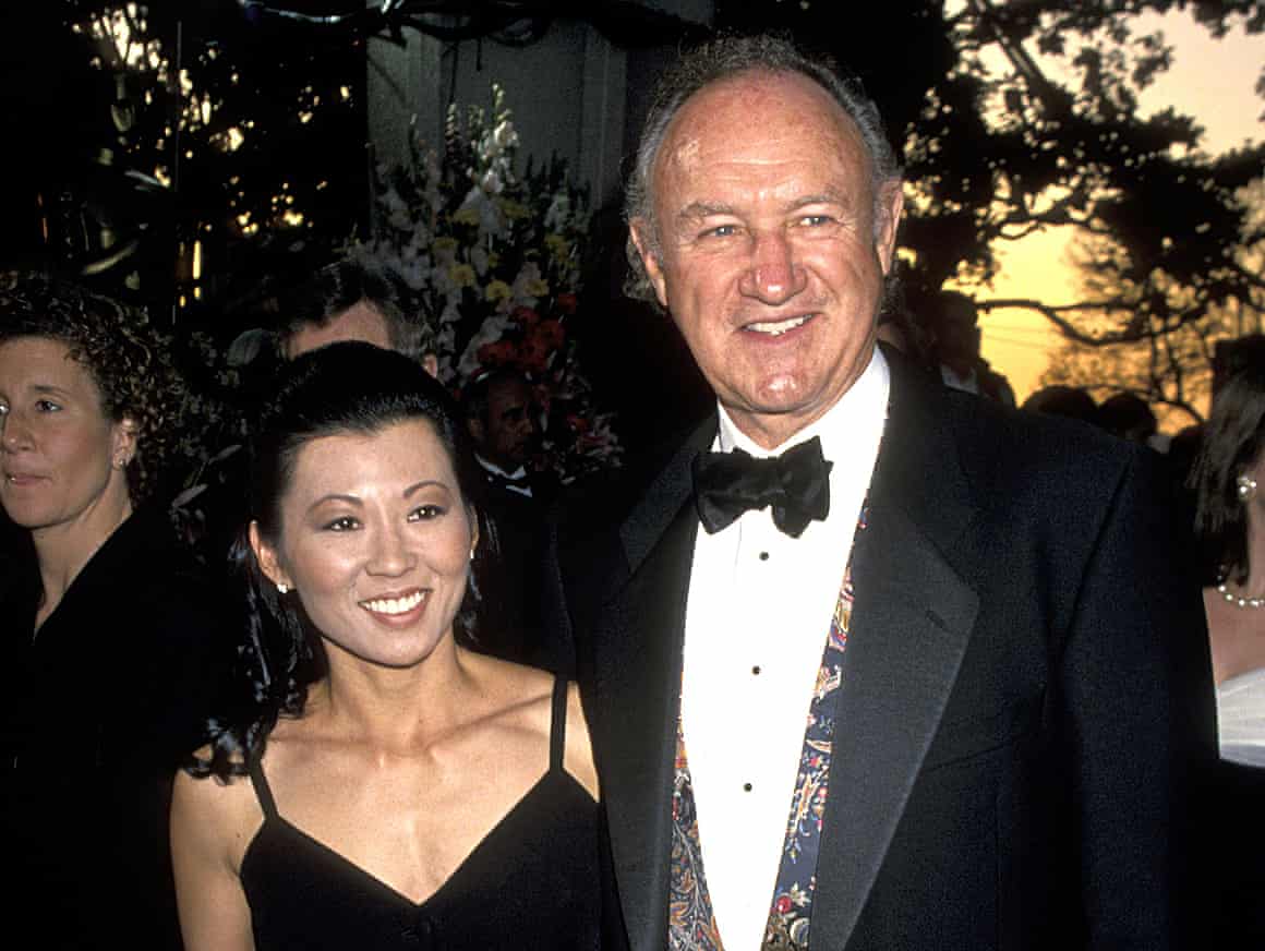 Betsy Arakawa in a black dress and Gene Hackman in a tuxedo