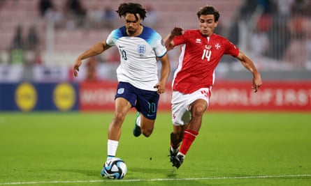 Trent Alexander-Arnold dari Inggris ditantang oleh Alexander Satariano dari Malta