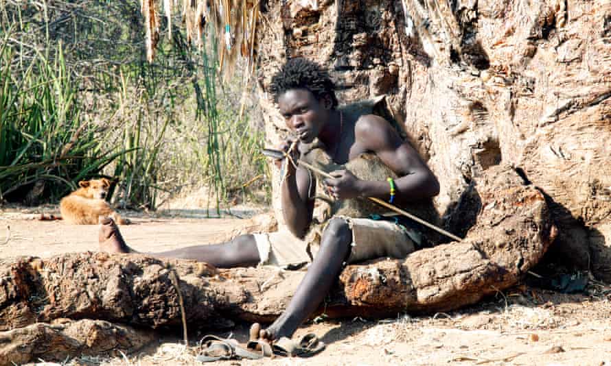 O povo hadza, na África oriental, é um dos últimos caçadores-coletores do mundo.