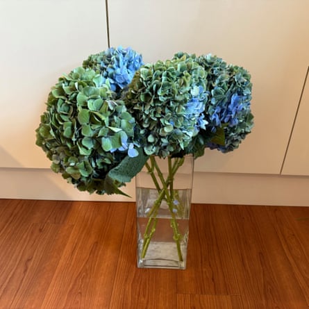 Flowerbx arrangement in a vase.