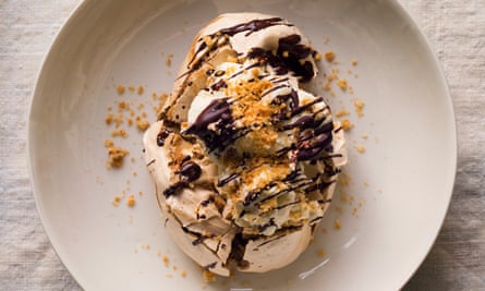 Coffee meringue with chocolate and ginger cream