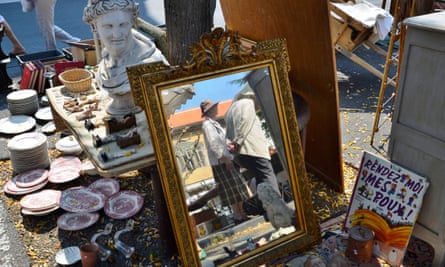 L’Isle sur la Sorgue hosts antiques fairs at Easter and over the August 15 holiday that have given a worldwide reputation to this small city.