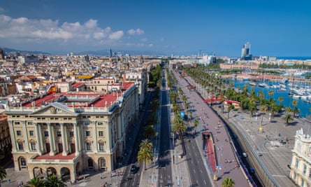 Vista aérea del Passeig de Colom en Barcelona en un día soleado.