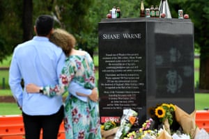 Presentes são deixados para o jogador de críquete Shane Warne do lado de fora do MCG em Melbourne em 5 de março, depois que a lenda do críquete morreu de ataque cardíaco aos 52 anos. Warne foi encontrado inconsciente em sua vila em Koh Samui, Tailândia.