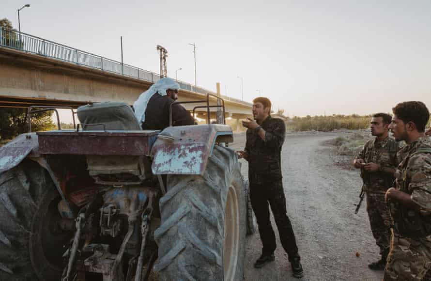 QSD askerleri, Deyrizor vilayetine bağlı Baghuz kasabası yakınlarında devriye gezerken yerel bir çiftçiyle konuşuyor.