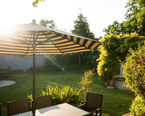 best sun umbrella patio SUNNYARD 10FT Bamboo Umbrella, Large Outdoor Patio Umbrella, UPF 50+ Protection, Rope Pulley Lift & Push-Button Tilt, 8-Rib Ventilated for Garden, Deck, Backyard & Outdoor Dining, Blue A chic wavy The best garden parasols and