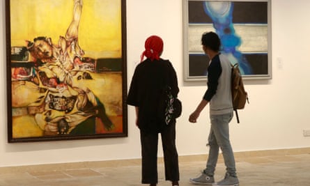 Peintures des artistes irakiens Suad al-Attar, à gauche, et Rafa al-Nasri, à droite, exposées au ministère irakien de la Culture.