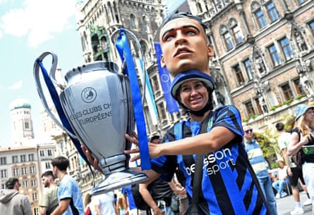 An Inter fan wears a hat with a cutout of Lautaro Martínez’s head in Munich