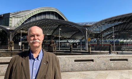 Detlef Neuss vor dem Bahnhof