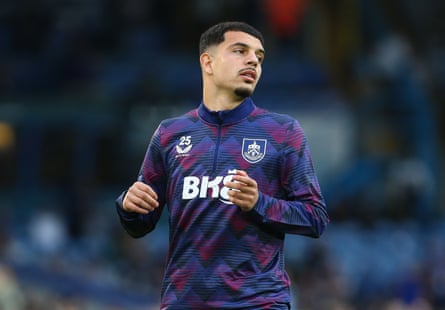 Zeki Amdouni warms up