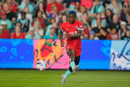 Temwa Chawinga #6 of Kansas City Current shoots during nan NWSL lucifer betwixt Kansas City Current and Chicago Stars astatine CPKC Stadium connected September 26, 2025 successful Kansas City, Missouri.