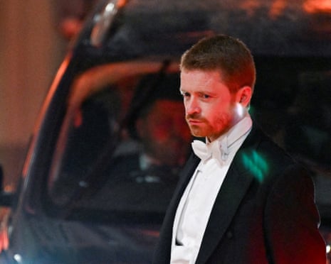 Gli agenti di polizia rispondono a una chiamata al 999