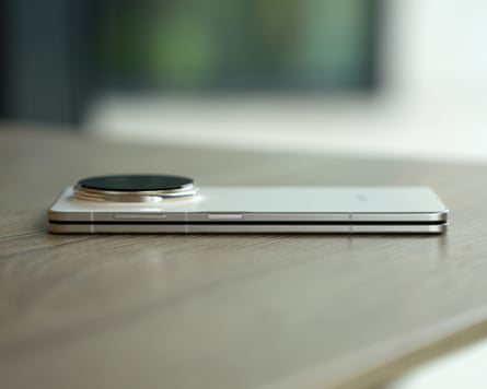 The side of the Honor Magic V5 showing the power and volume buttons.