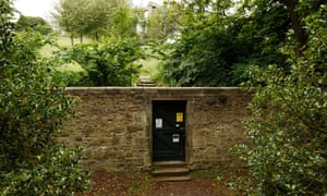 Jardines: Edimburgo, jardines privados 3 A view over the wall into Regent Gardens in Edinburgh