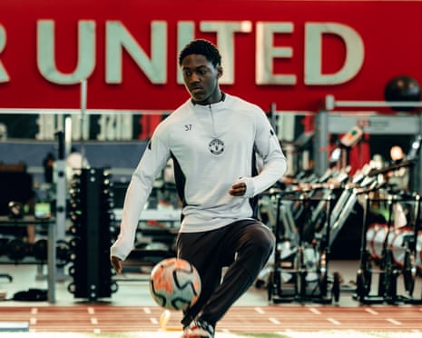 Kobbie Mainoo tập luyện tại Carrington của Manchester United