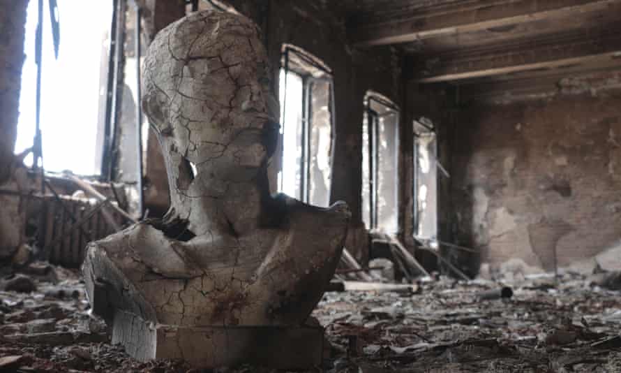 O vedere a unei săli a Muzeului de cunoștințe locale din Mariupol, care a ars după bombardarea forțelor separatiste susținute de ruși la Mariupol.