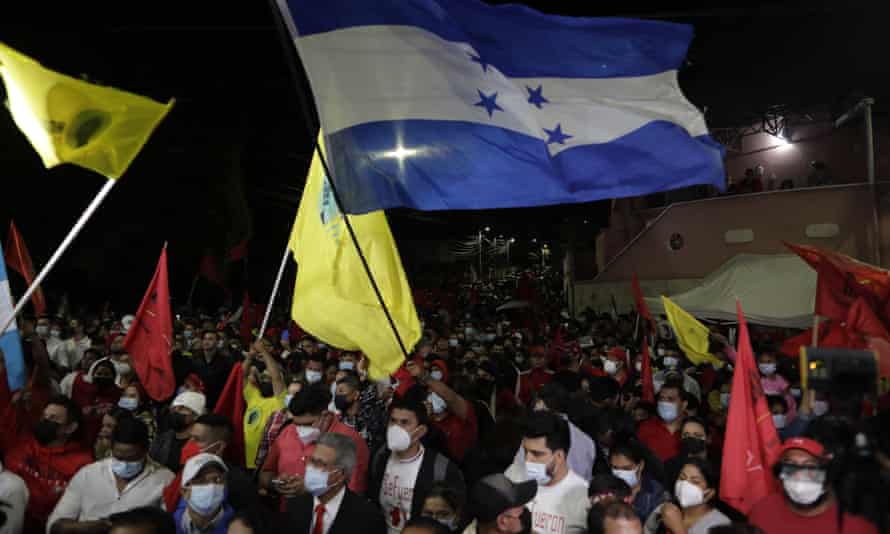 Supporters of Xiomara Castro celebrating in the streets of Tegucigalpa.