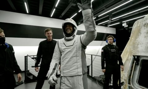 Jared Isaacman in a spacesuit waving eiqrrirqiqrhprw