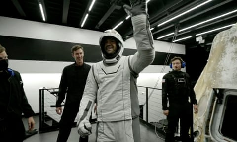 Jared Isaacman in a spacesuit waving qhiukiqriheprw
