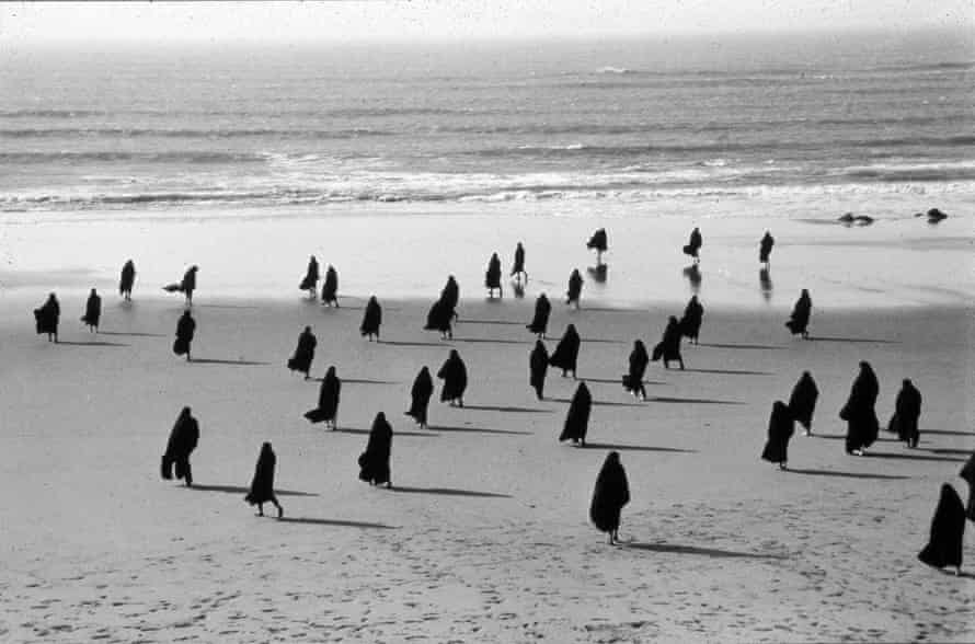 Breaking the waves ... Shirin Neshat, Rapture, 1999.