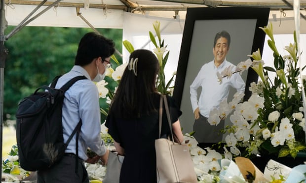 Les gens rendent hommage à l’ancien Premier ministre japonais Shinzo Abe au temple Zojoji à Tokyo, où une veillée familiale privée a eu lieu.