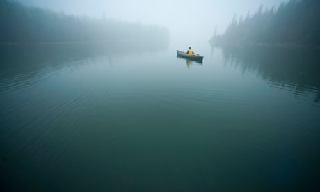 Canoeist in the Slate Islands inside passage in Slate Islands Provincial Park<br>Canoeist paddles the quiet and protected inside passage within the Slate Islands on Lake Superior, in Slate Islands Provincial Park, Ontario, Canada.