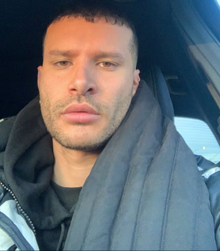 Le styliste Gadir Rajab est un grand défenseur de la superposition, comme on le voit ici dans sa combinaison T-shirt, sweat à capuche, bomber et écharpe.