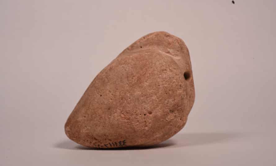 Small weight measure in the shape of a dove