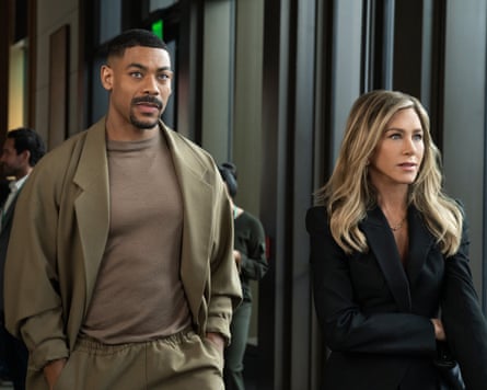 Aaron Pierre and Jennifer Aniston in The Morning Show.
