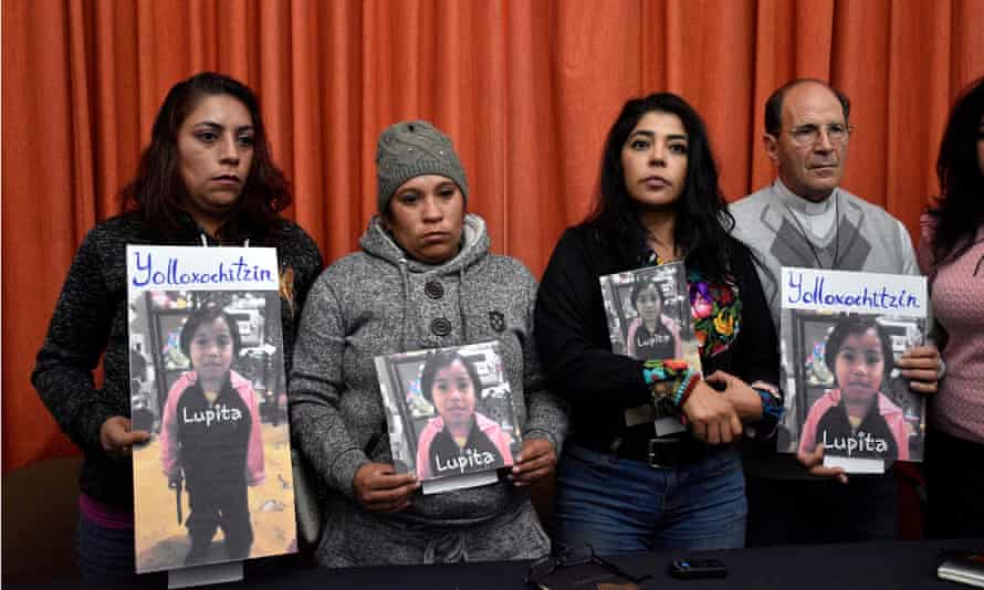 Frida Guerrera with relatives of Guadalupe Medina Pichardo – ‘Lupita’ – a four-year-old girl found dead in Mexico State, January 2018.