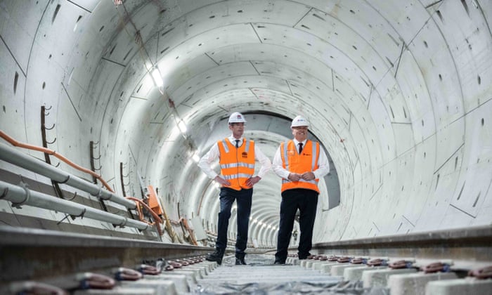 El primer ministro de Nueva Gales del Sur, Dominic Perrottet (izquierda), y el ministro de transporte de Nueva Gales del Sur, David Elliott, recorren una sección del túnel del proyecto de la estación West Hunter Street del metro de Sídney en Sídney en febrero.